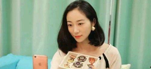 娱乐吃瓜酱老爷爷带亡妻,感人故事引网友泪目